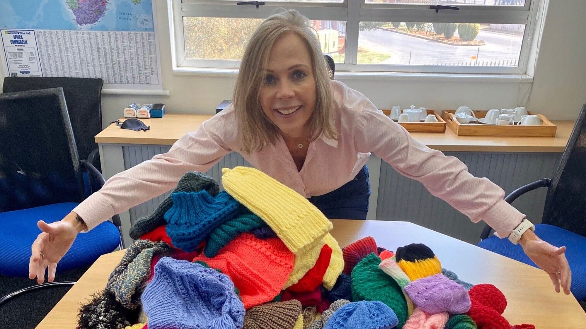 Taryn sortiert die Mützen – die grösseren für Erwachsene, die kleineren für Kinder.