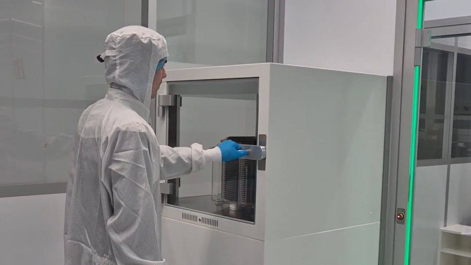 Semi Cleanroom | Bühler Leybold Optics