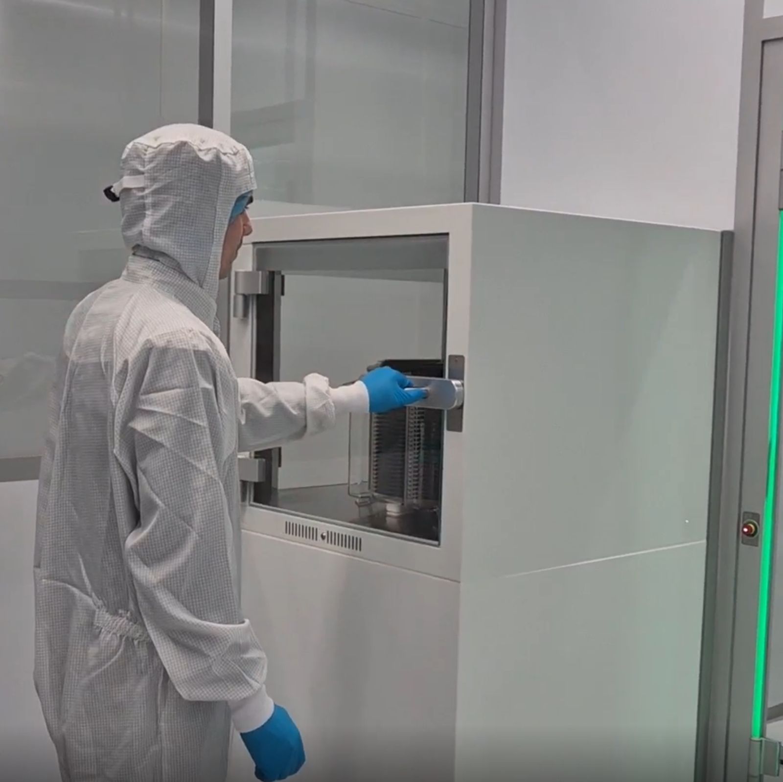 Semi Cleanroom | Bühler Leybold Optics