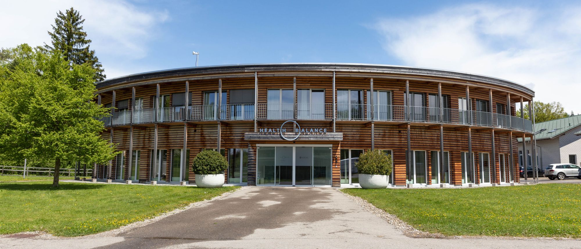 Der aktuelle Arbeitsort von Urs Bühler. Das Health Balance Kompetenzzentrum für Tiergesundheit in Uzwil. Die integrierte Pferdeklinik Thurland wird von seiner Tochter Maya geführt, die gelernte Tierärztin ist.