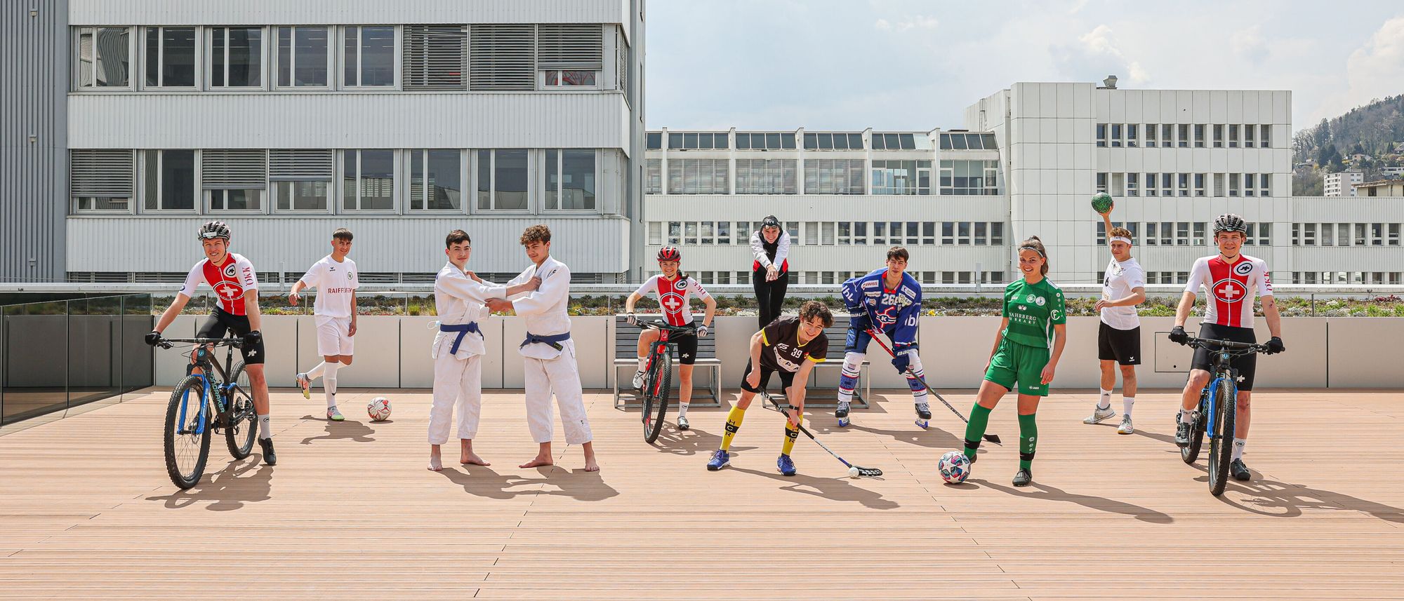 Die Lernenden in der Sport-Lehre auf dem Dach des CUBIC Innovationscampus.