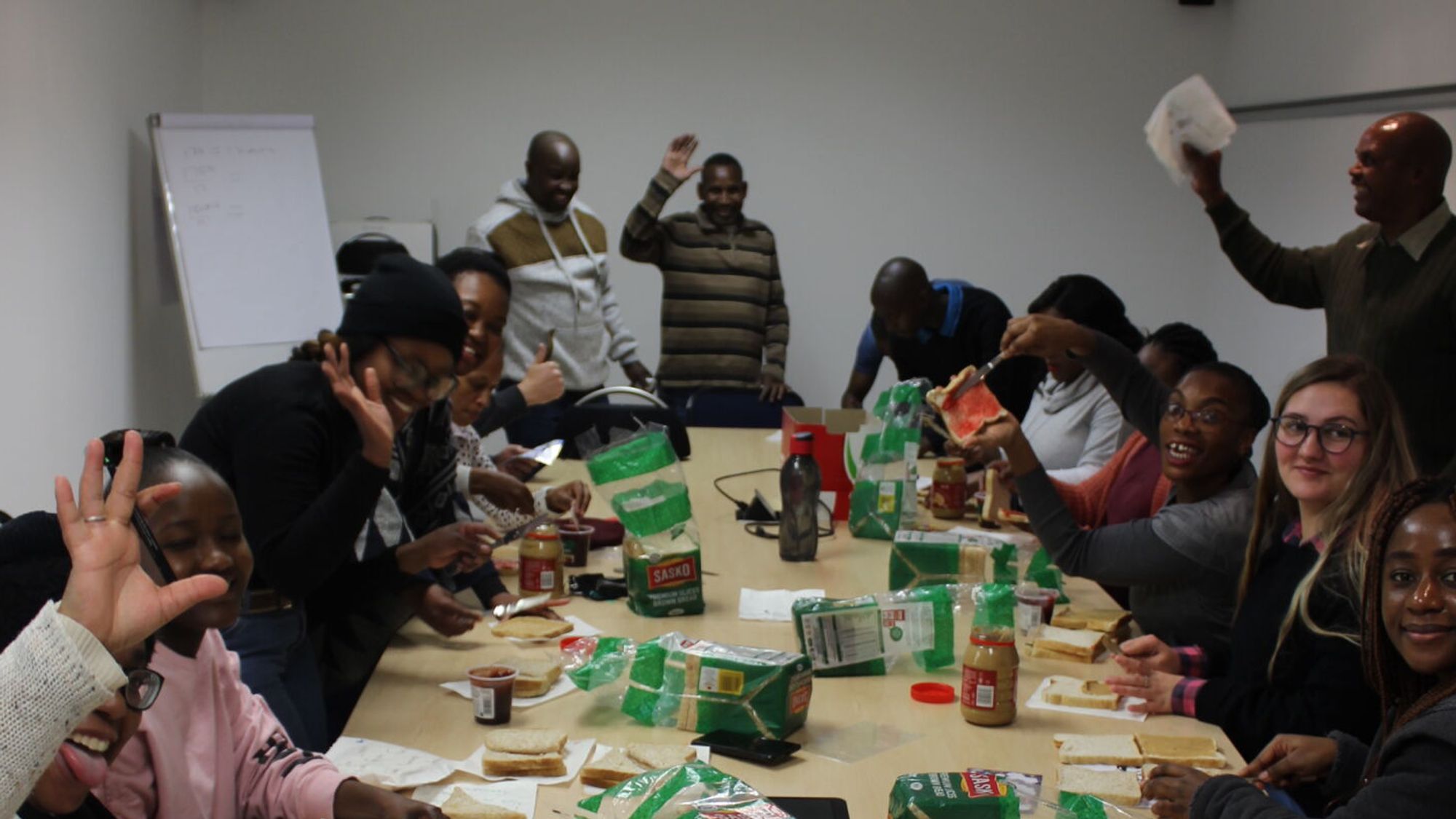 Das Team von Bühler Johannesburg bereitet Sandwiches für die Kinder zu, im Zuge des Mandela-Tages im Juli 2019.