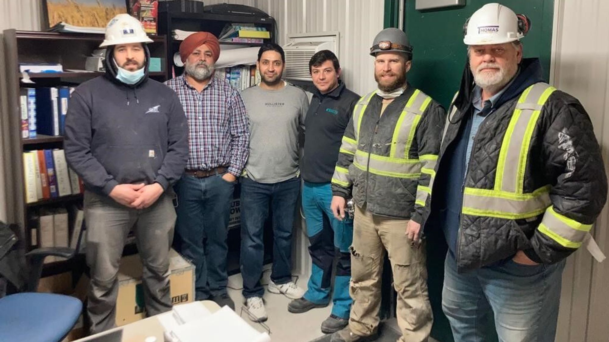 Der Kunde und die Installationsingenieure im Büro.