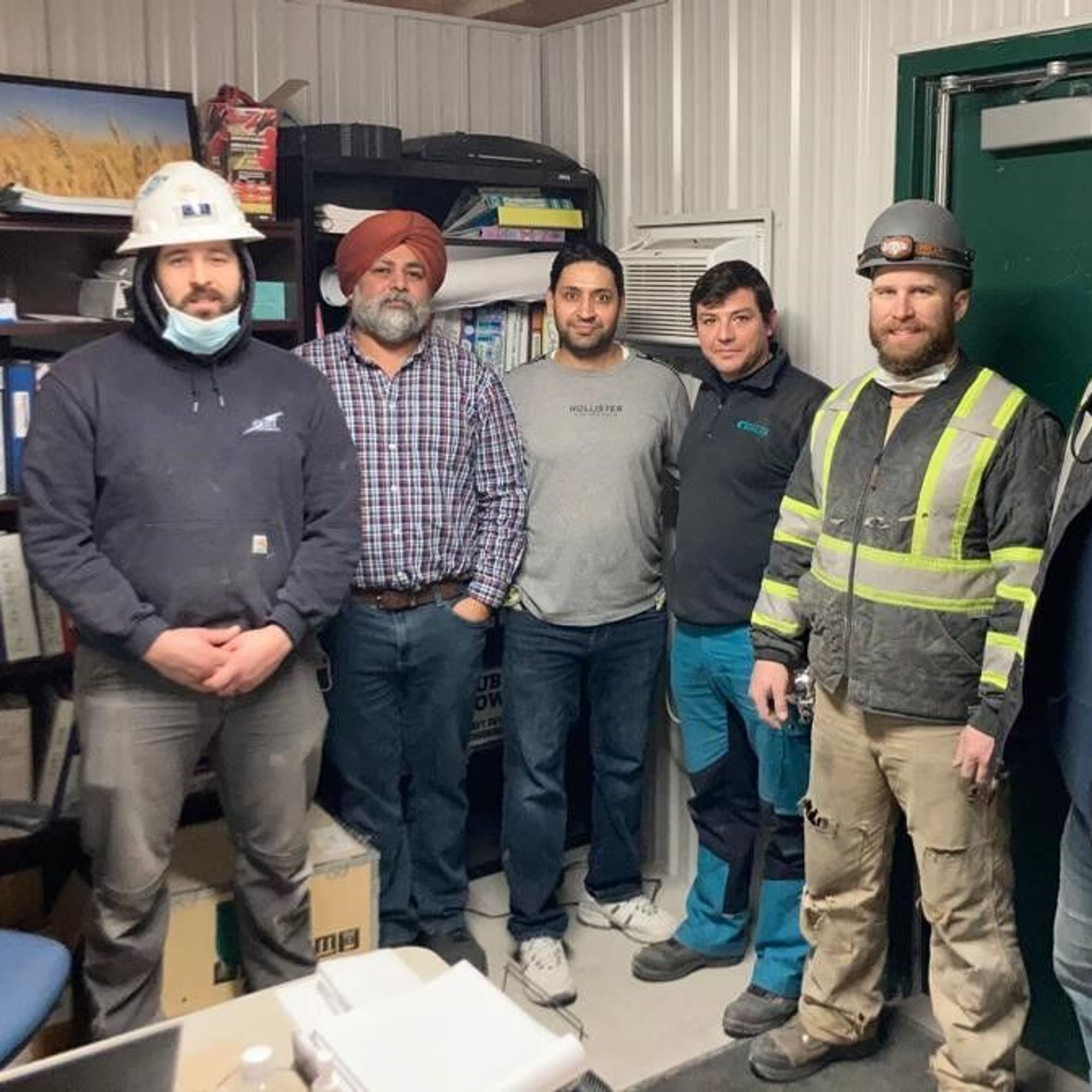 Der Kunde und die Installationsingenieure im Büro.