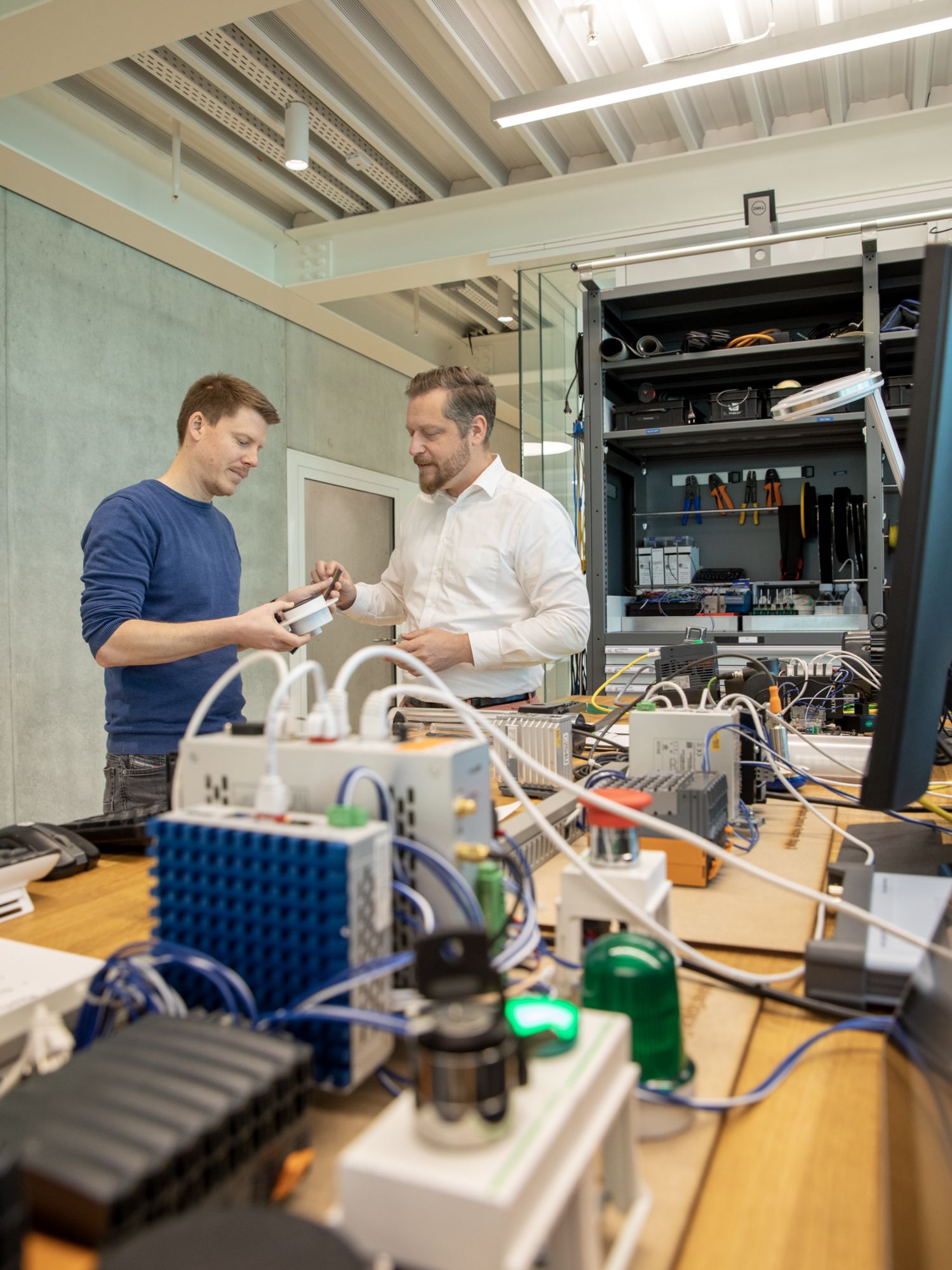 Torsten Nitsche und ein Mitarbeiter im CUBIC Makerspace.