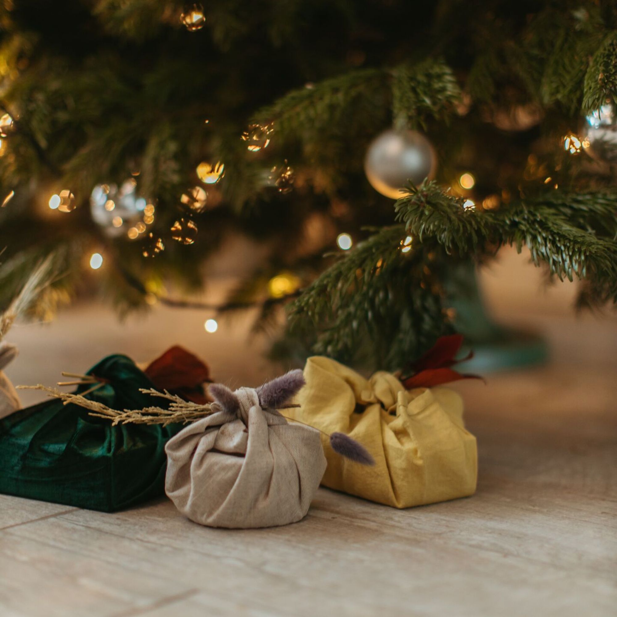 Geschenk im Tuch verpackt