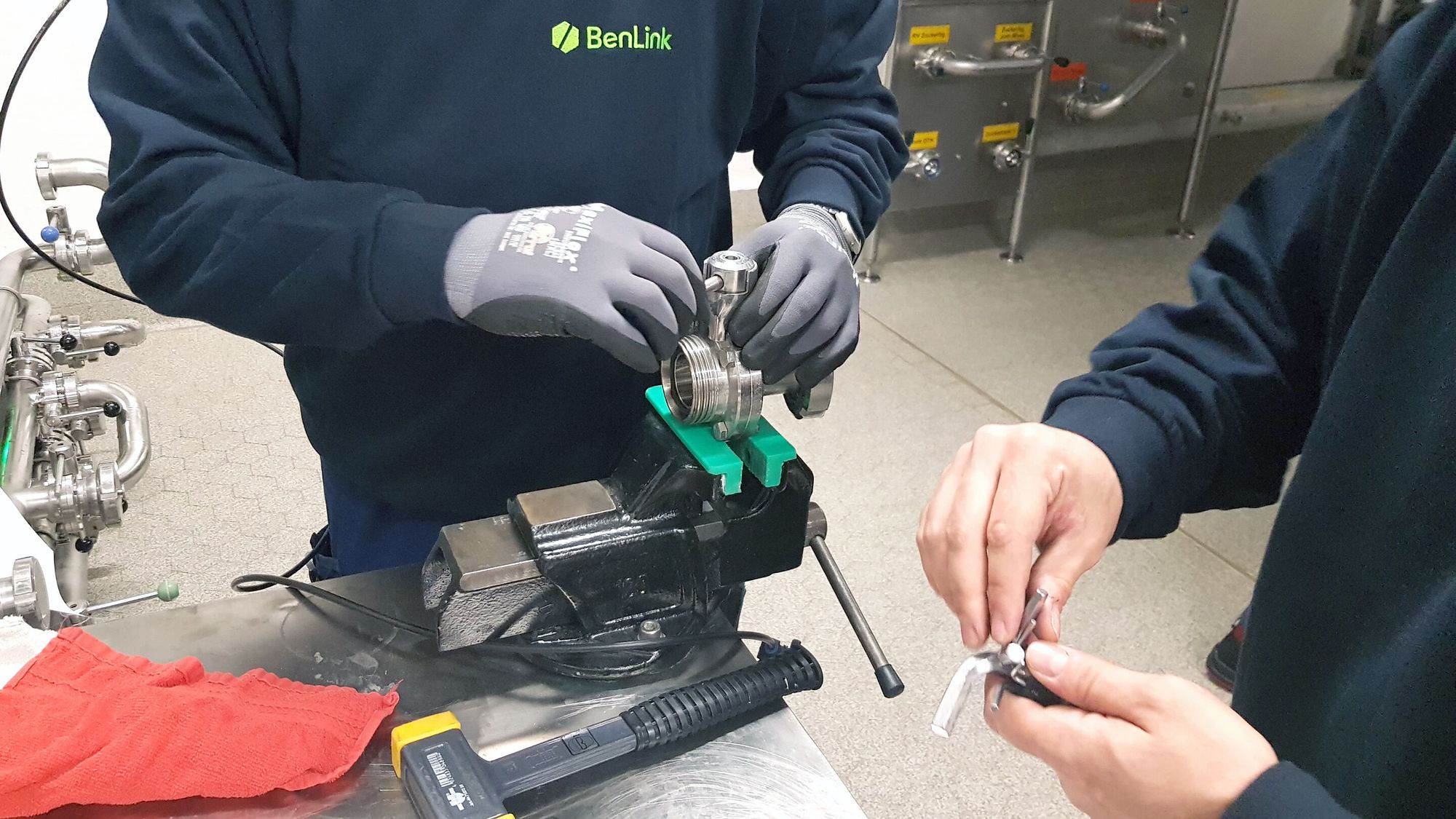 BenLink-Servicetechniker bei der Durchführung eines Wartungsservice in einer Brauerei in Deutschland. 