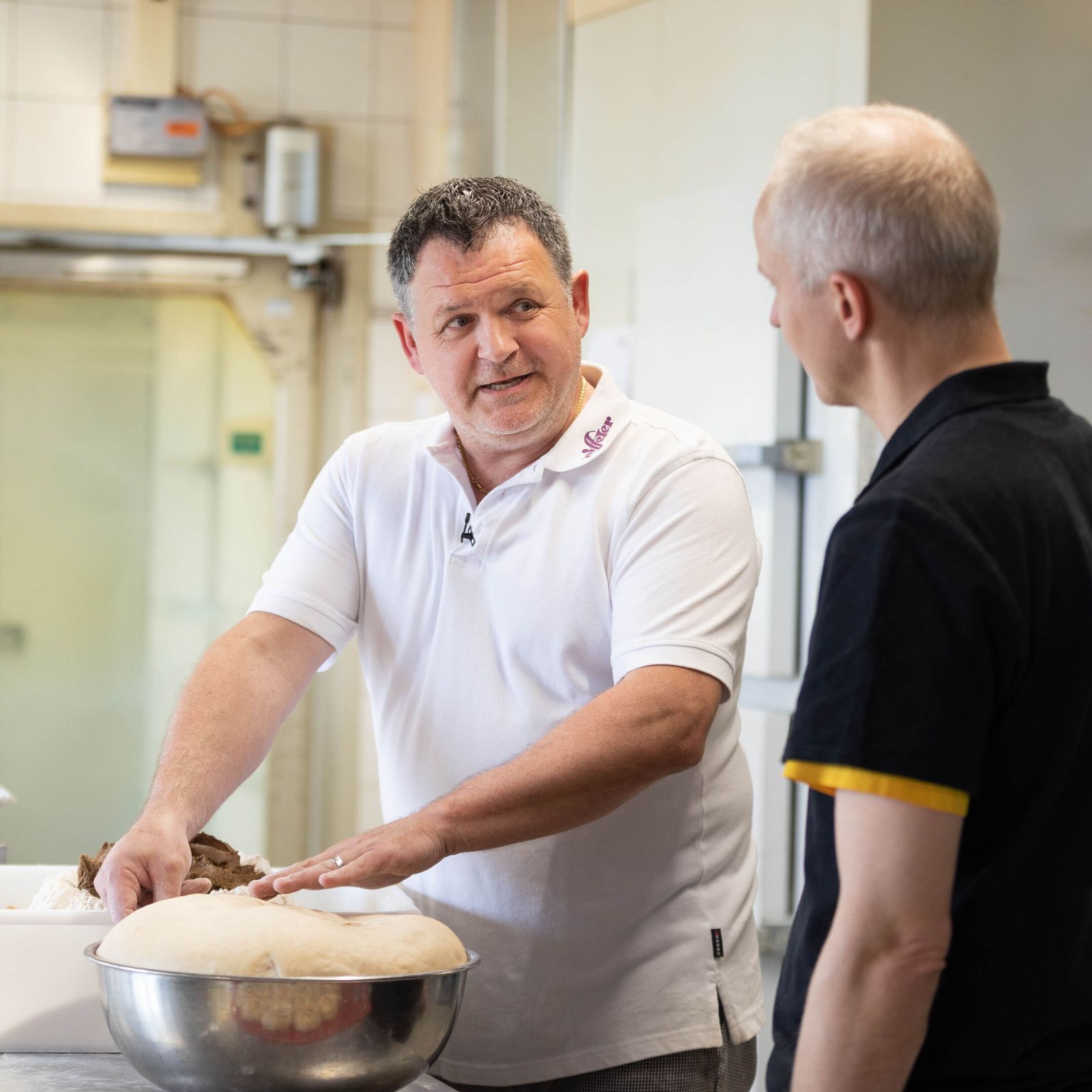 Der Bäckermeister Sämi Niffeler bäckt und verkauft das Bühler Brot in der Bäckerei Niffeler in Henau.