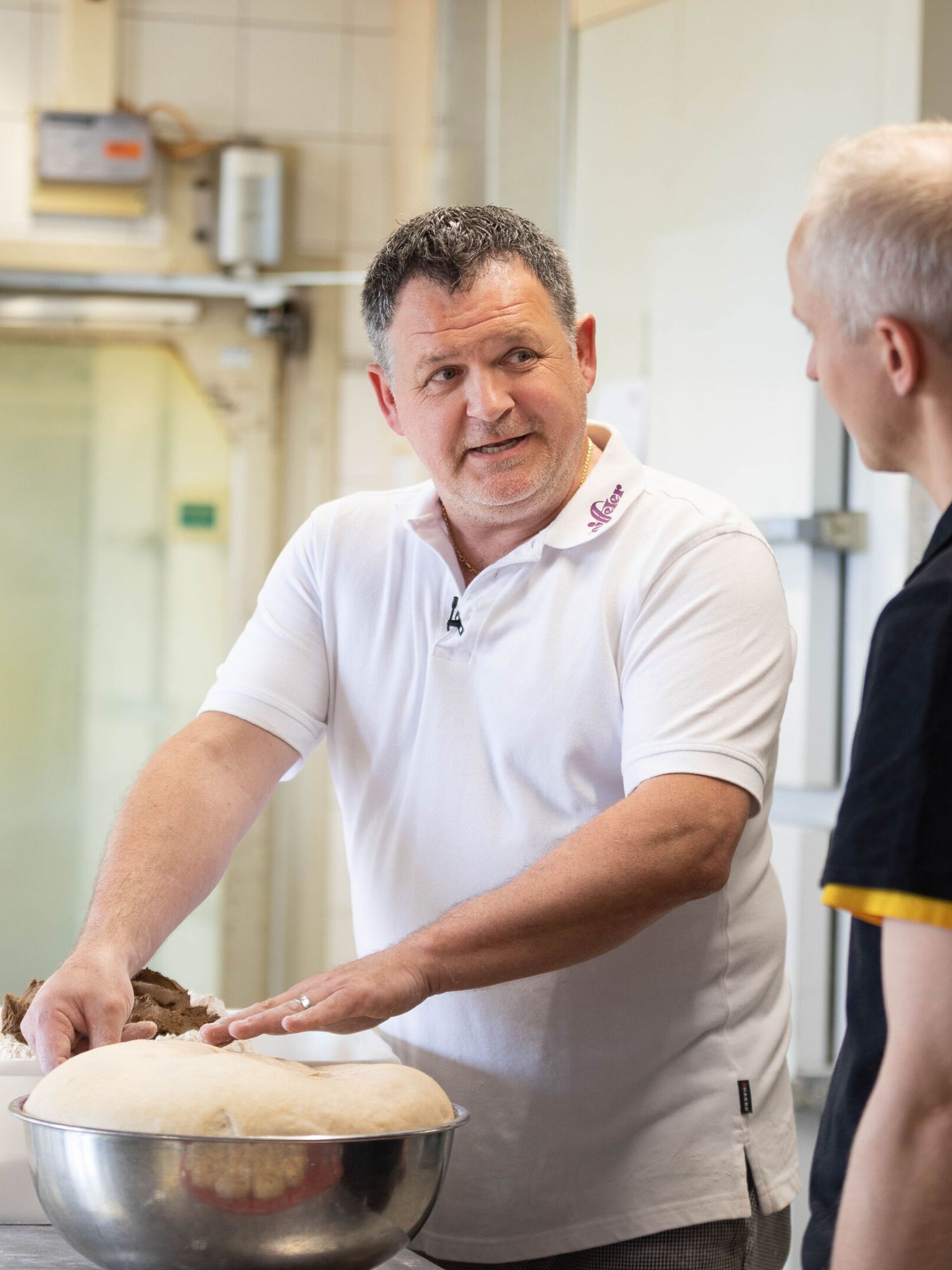 Der Bäckermeister Sämi Niffeler bäckt und verkauft das Bühler Brot in der Bäckerei Niffeler in Henau.
