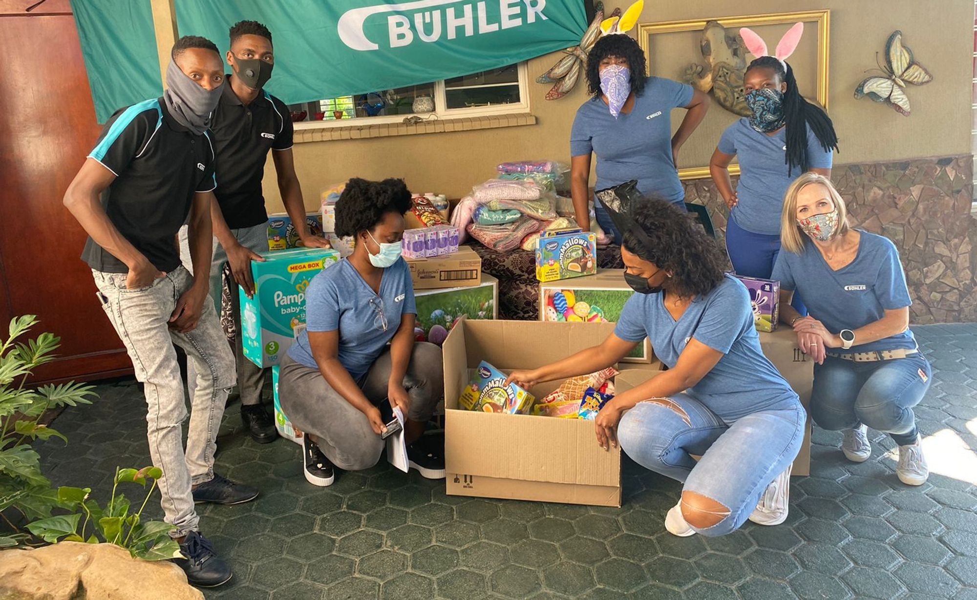 Das Team mit den Spenden, vorne von links nach rechts: Mondil Mfusi, Phelelani Bophela, Alice Nchabeng, Noluthando Magubane, Taryn Browne. Hinten: Ayanda MVP and Omuhle Mnkandla.