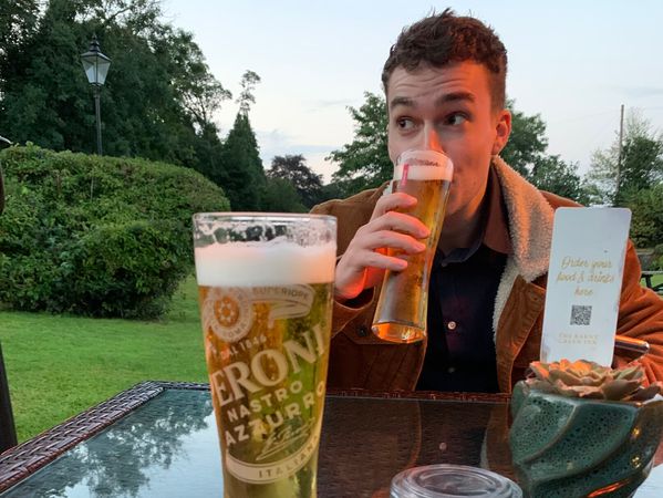 Ein wohlverdientes Bier mit meinem Sohn Owen nach einer Wanderung.