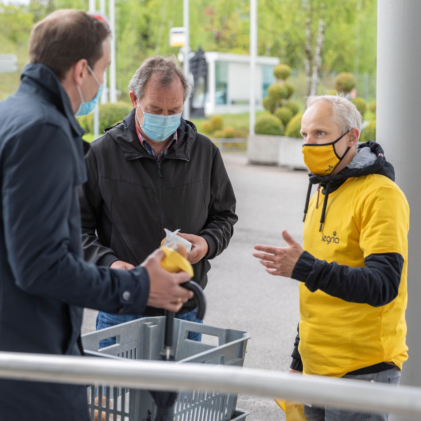 Carsten Petry verteilt das frische Brot mit Legria an die Bühler Mitarbeitenden.