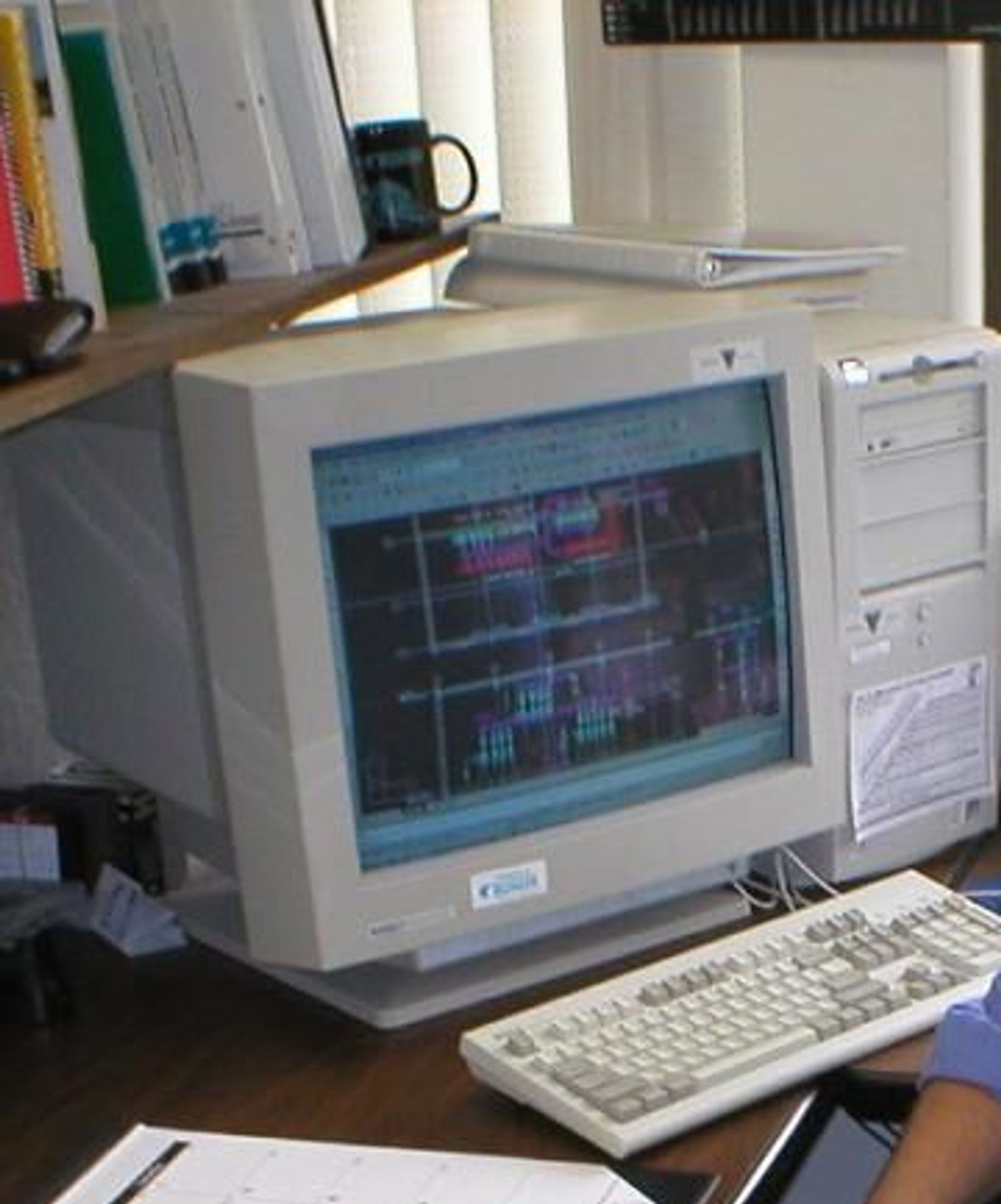 Mark Shervey im Büro mit einem alten Computer