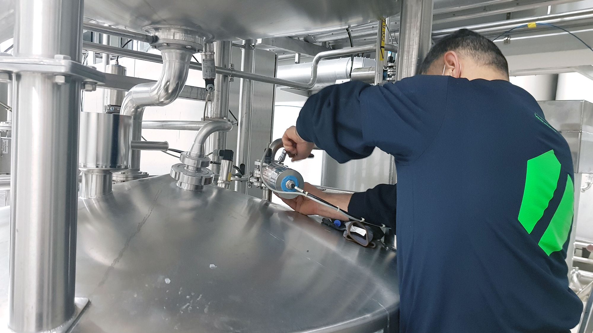 BenLink-Servicetechniker bei der Durchführung eines Wartungsservice in einer Brauerei in Deutschland. 