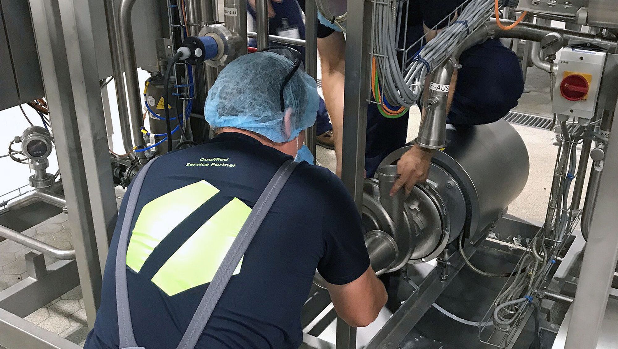 BenLink-Servicetechniker bei der Durchführung eines Wartungsservice in einer Brauerei in Deutschland. 