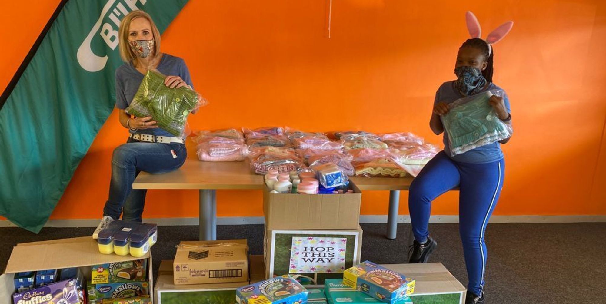 Die Kolleginnen von Bühler Johannesburg Taryn Browne und Faith Magubane mit den Spenden. 