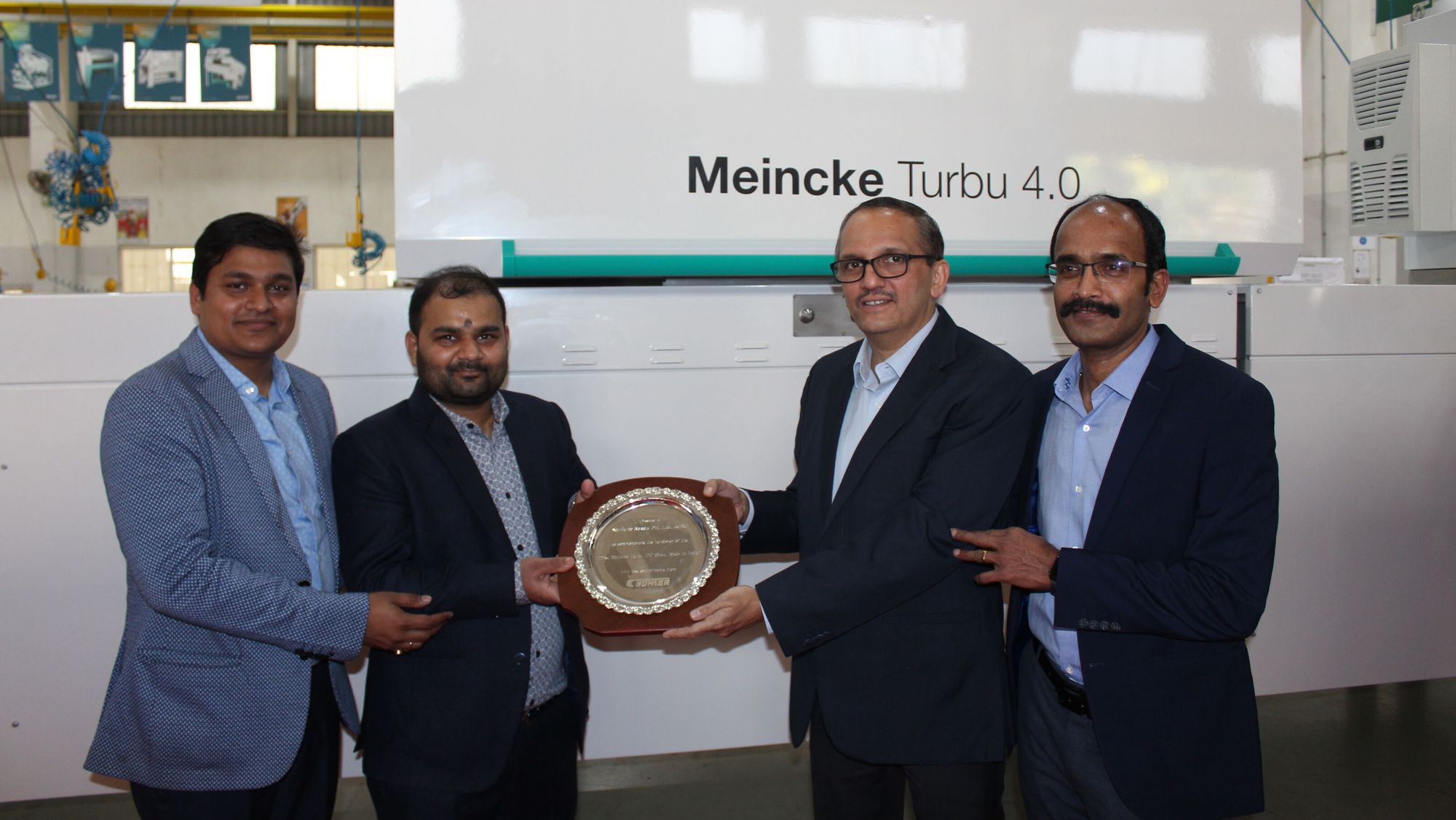 Prashant bei der Übergabe des ersten Made in India Meincke Turbu Oven an einen der grössten Kunden, Sanwaria Sweets Pvt. Ltd. im Jahr 2021.  