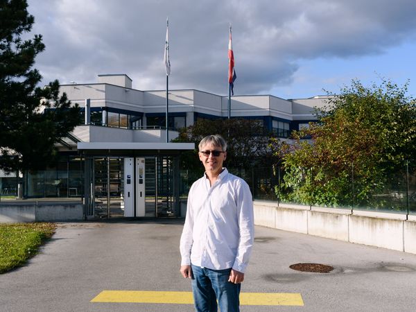 Jürgen Wappel vor dem Gebäude bei Bühler Leobendorf.