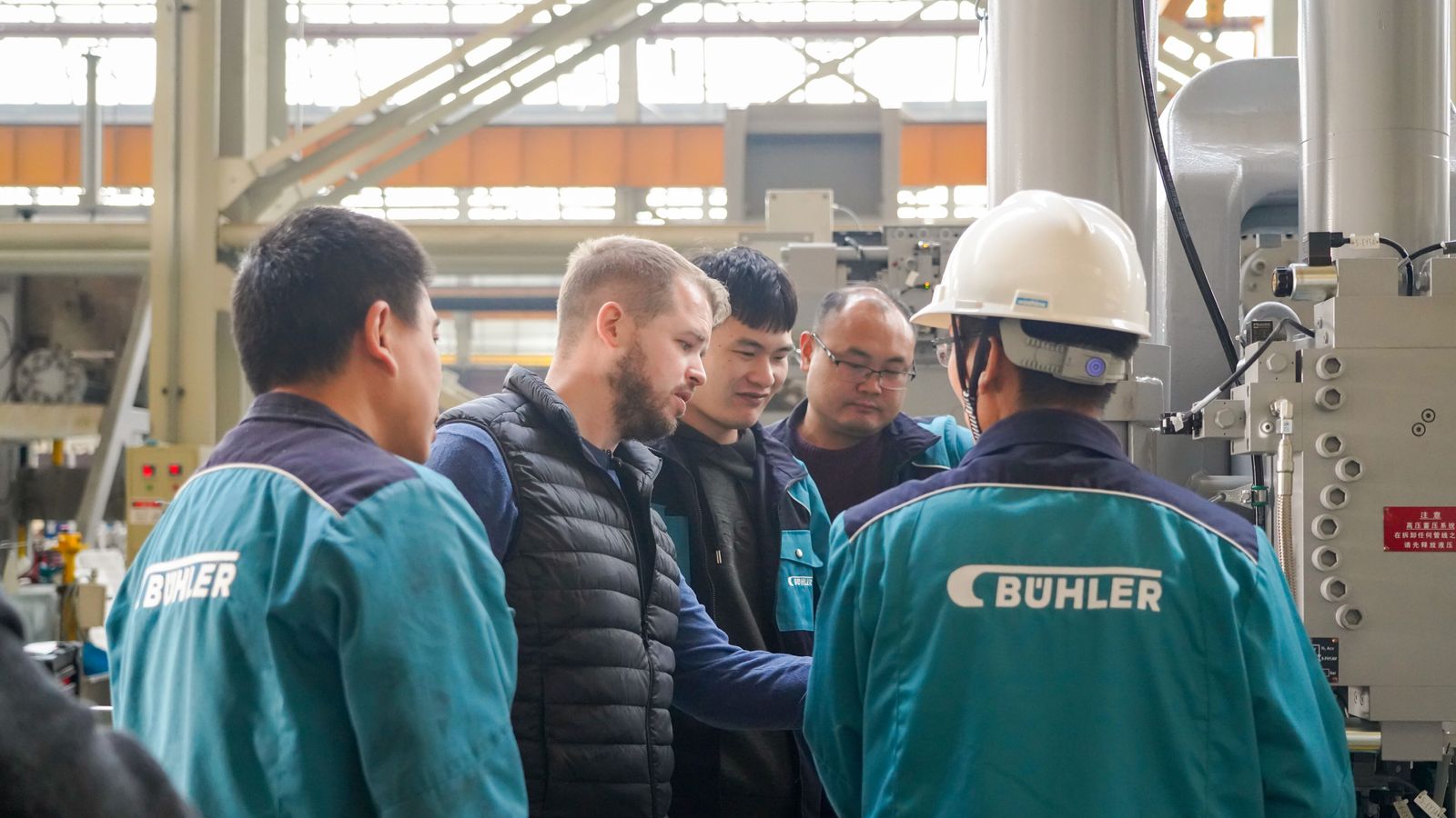 Mathias Manser is explaining something to his colleagues.