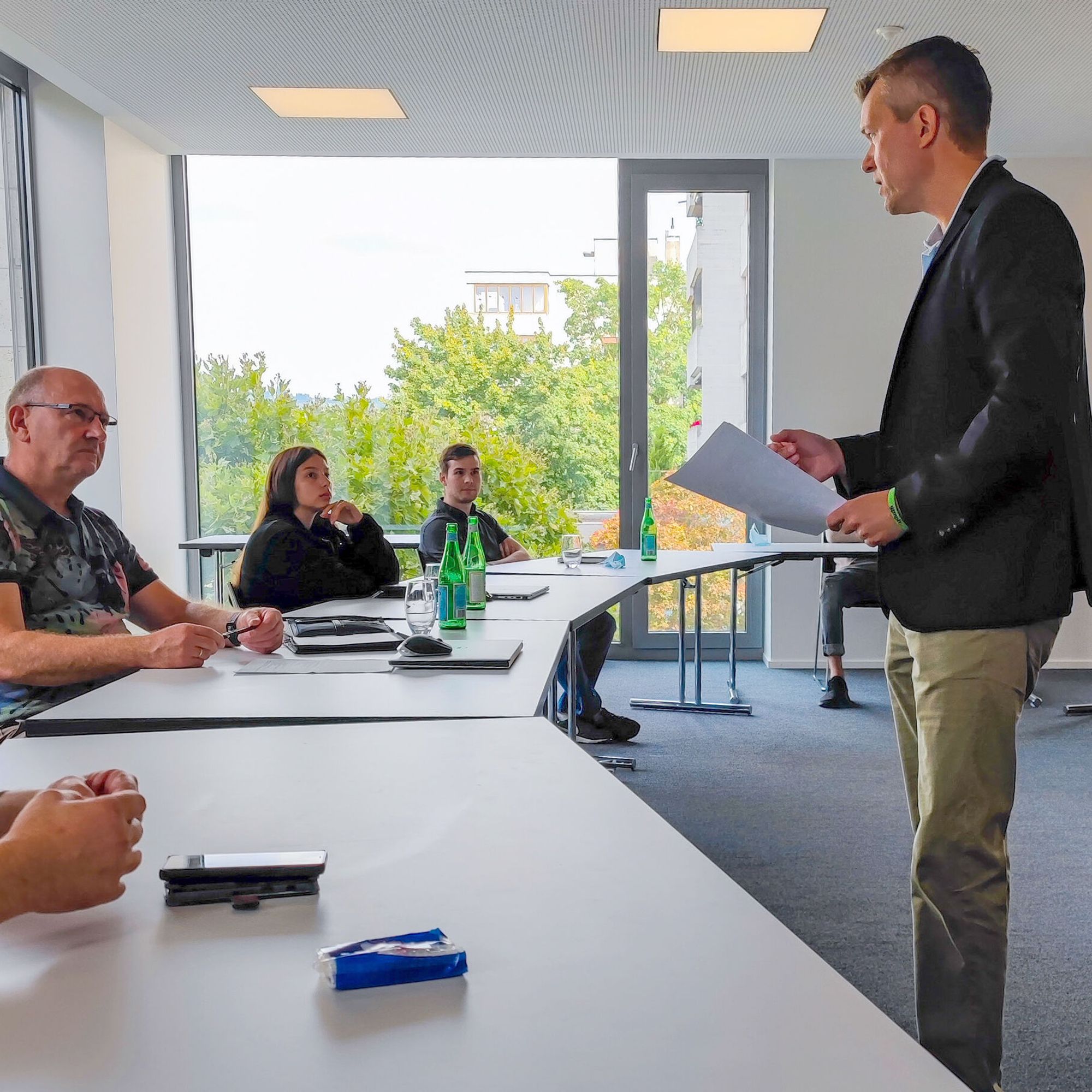 Xavier Olsson im Gespräch mit MAK Mitgliedern.