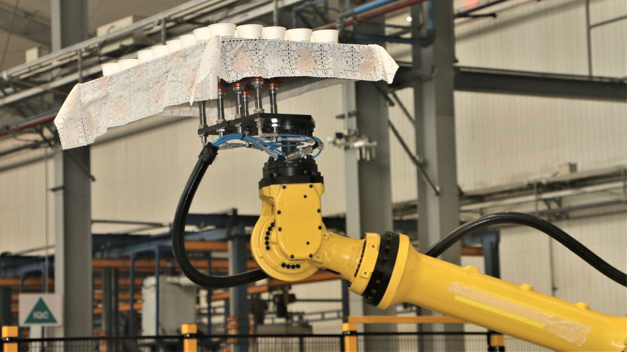 Die Roboter-Biegezelle serviert Champagner.