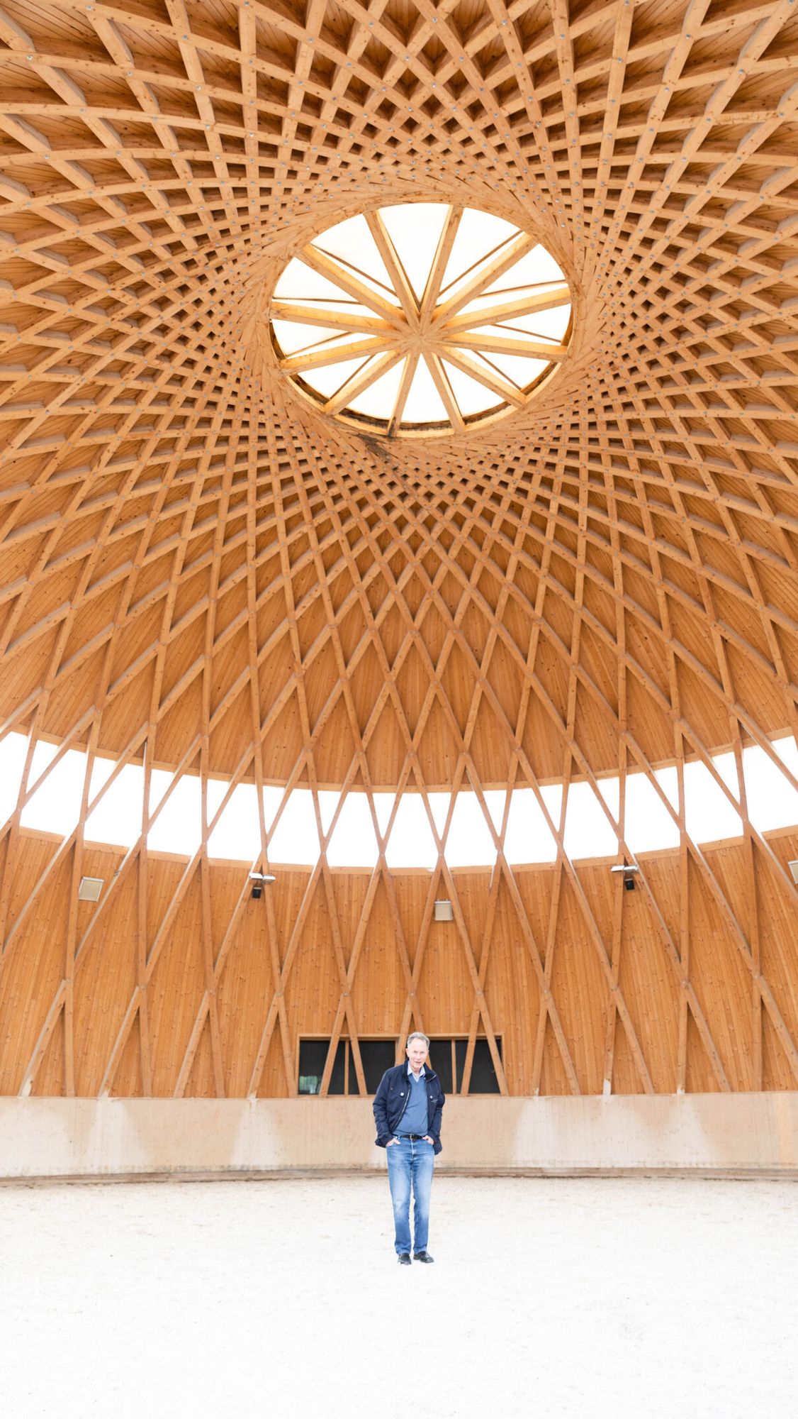 Die Reit- und Therapiehalle ist ein wenig grösser geworden, als Urs Bühler das ursprünglich angedacht hatte. Jedoch notwendig, um optimale Therapiebedingungen zu schaffen. Das Raumerlebnis und die Akustik sind einmalig.