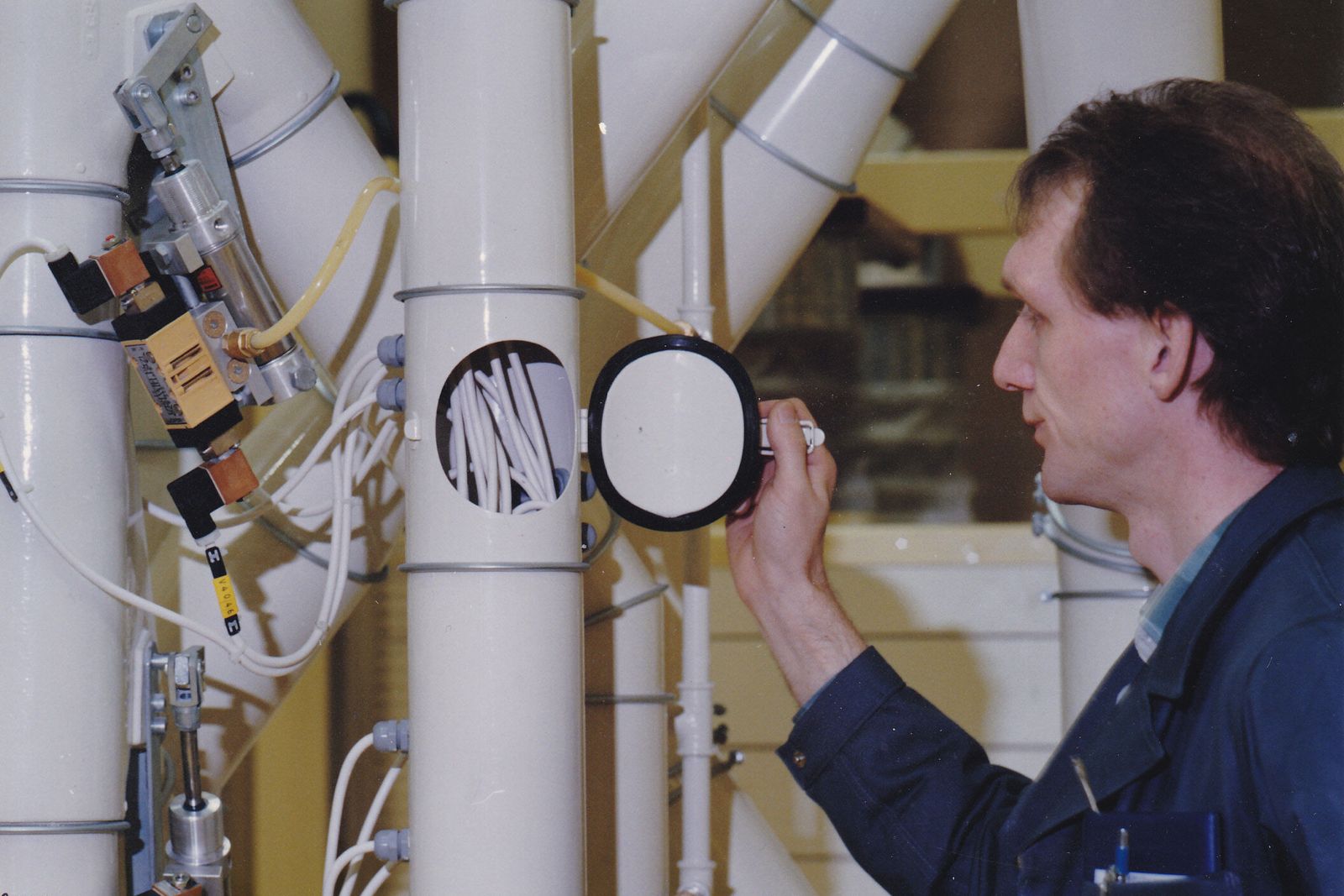 Hans Tschudin als Chefmonteur in Chancelot Flour Mill Edinburgh, 1989 – manchmal braucht es auch aussergewöhnliche Lösungen beim Bau einer Mühle.