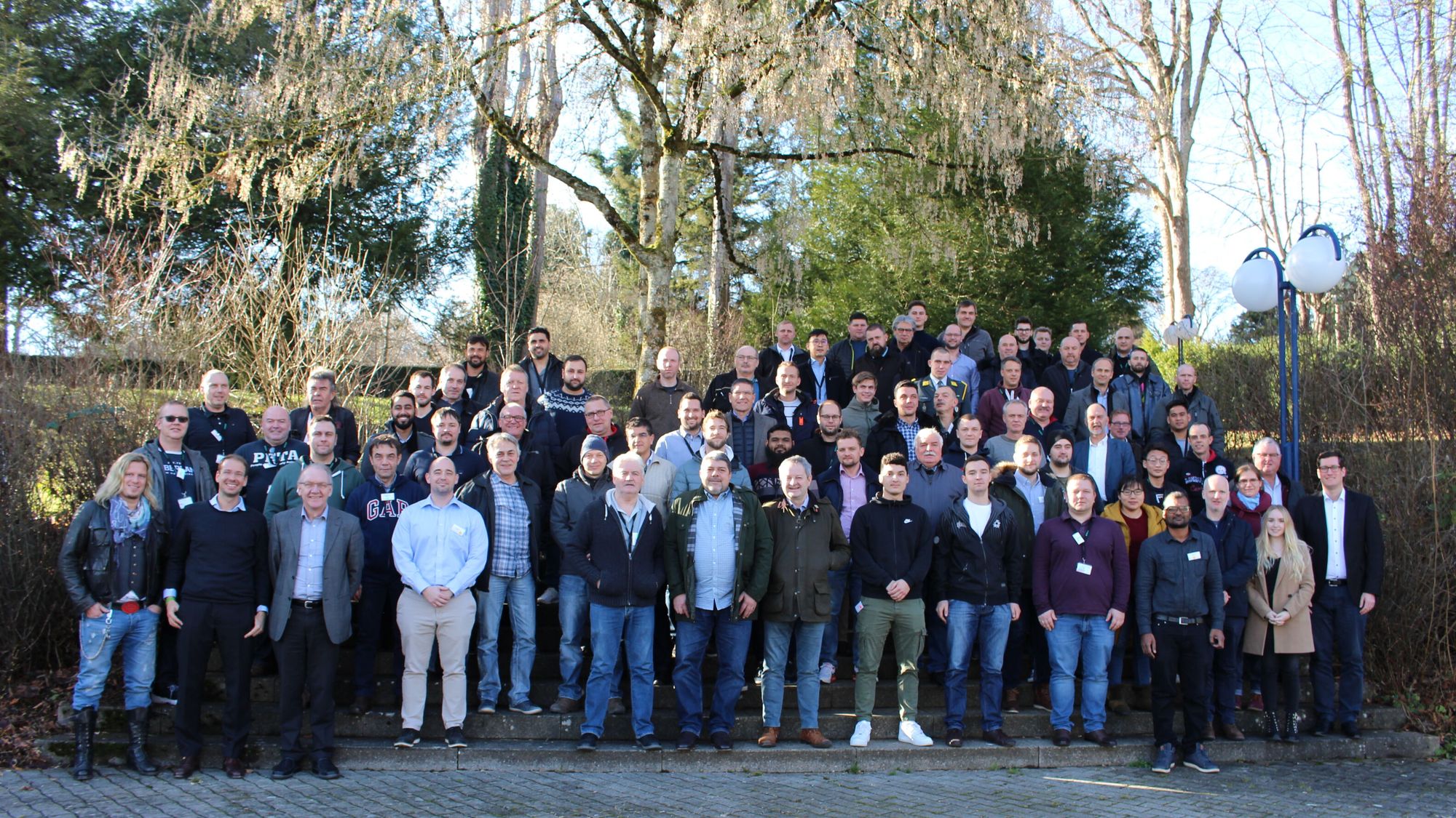 Hans Tschudin als Leiter der Internationalen Montageabteilung mit seinen weltweiten Montageleitern und seinem lokalen Team am Montageleiter Kurs 2019.