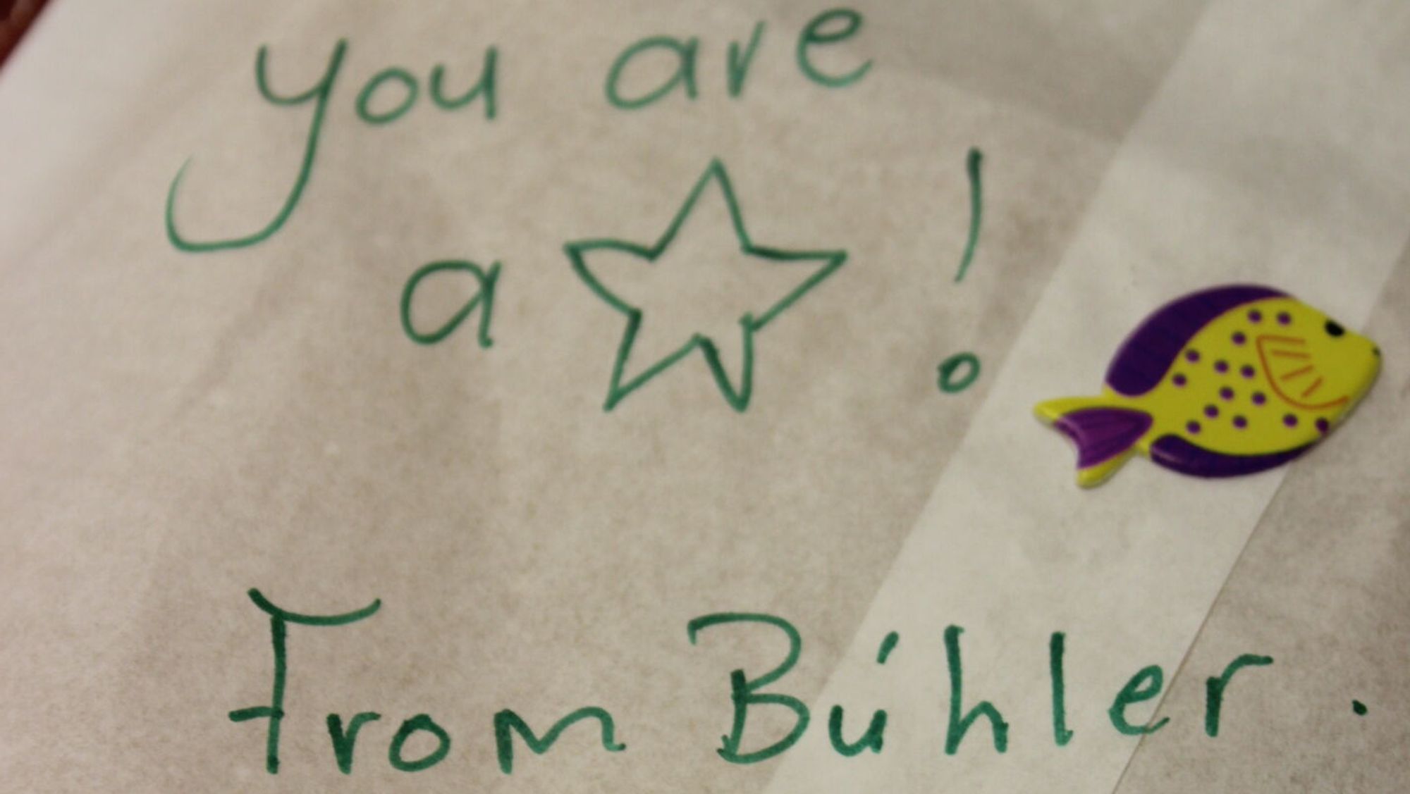 Das Team von Bühler Johannesburg schreibt liebevolle Wünsche und Grüsse auf die Sandwichverpackungen.