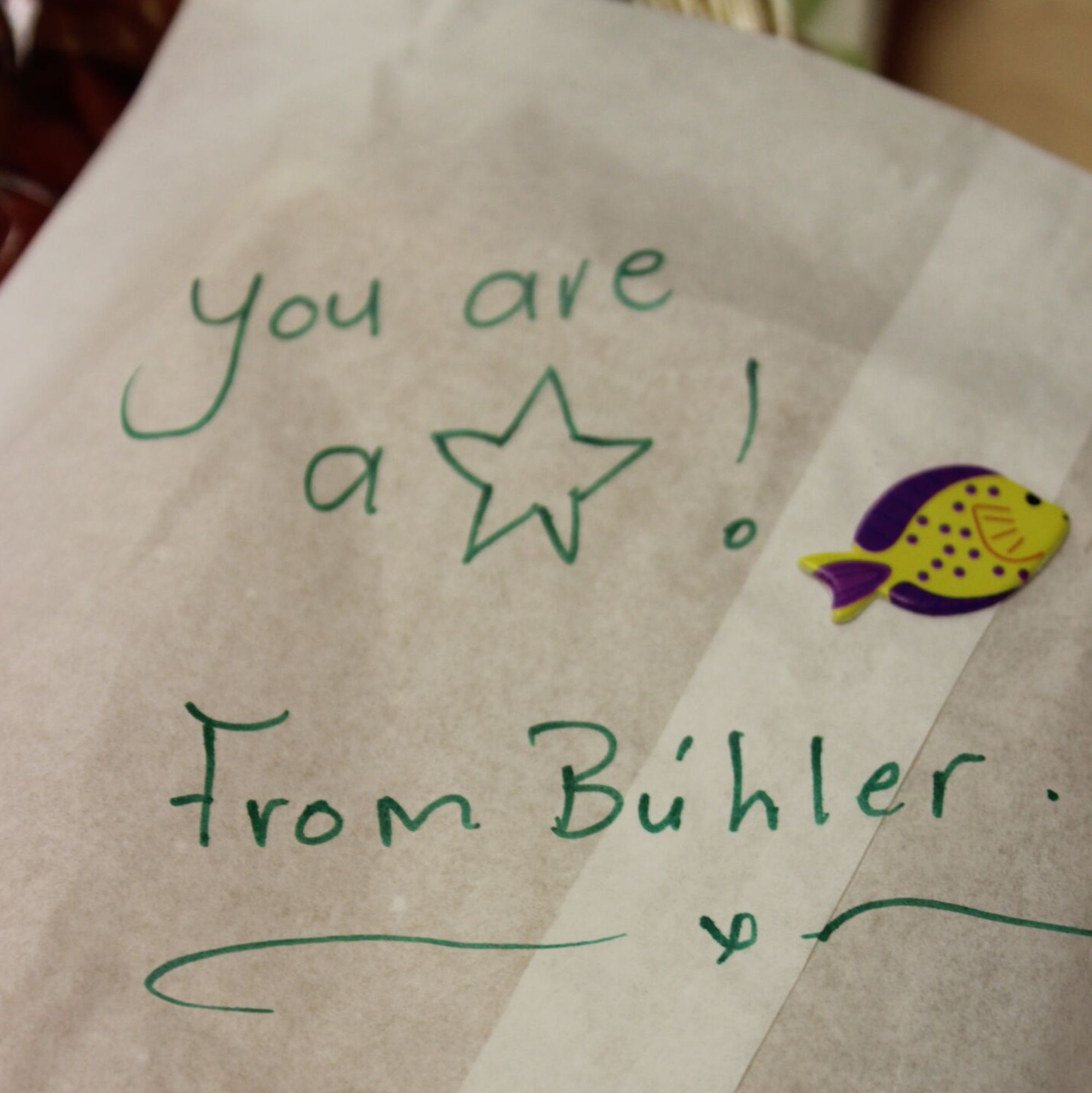 Das Team von Bühler Johannesburg schreibt liebevolle Wünsche und Grüsse auf die Sandwichverpackungen.