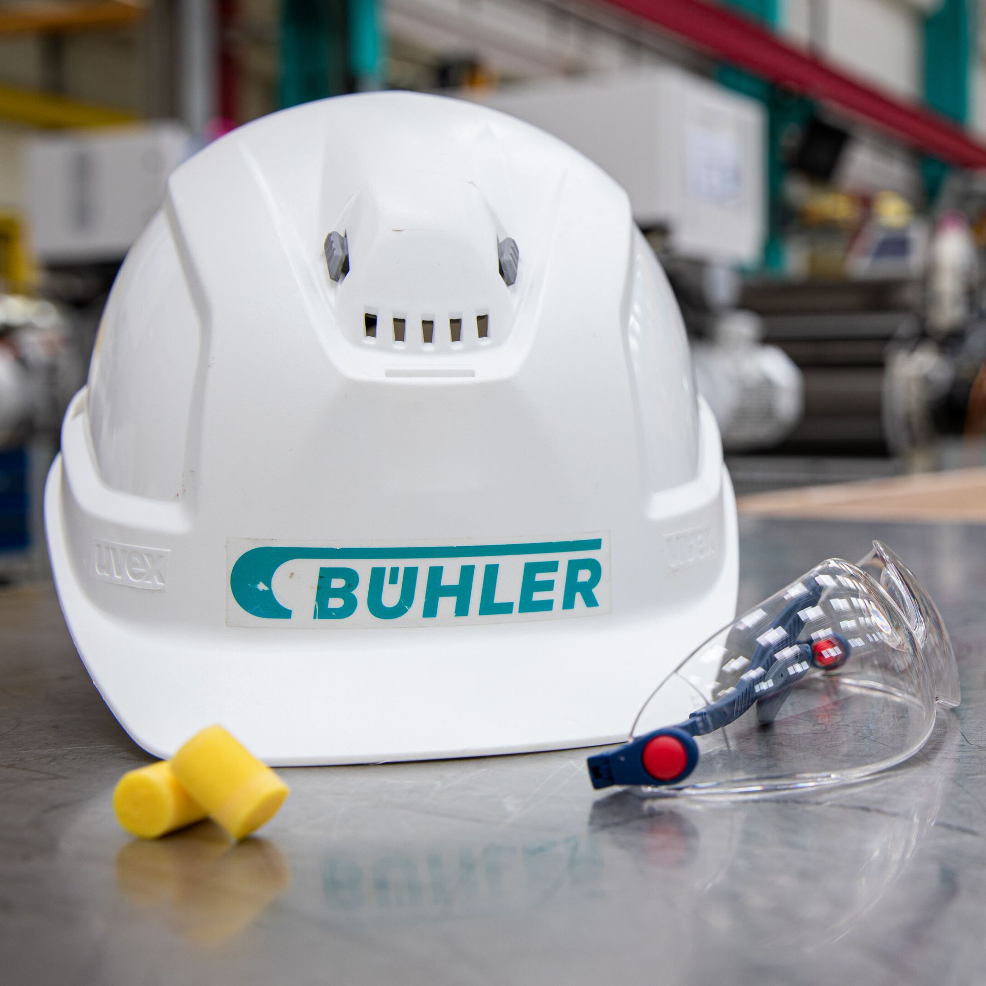 SafetyVideos_Thumbnail_Safety_Helmet.jp