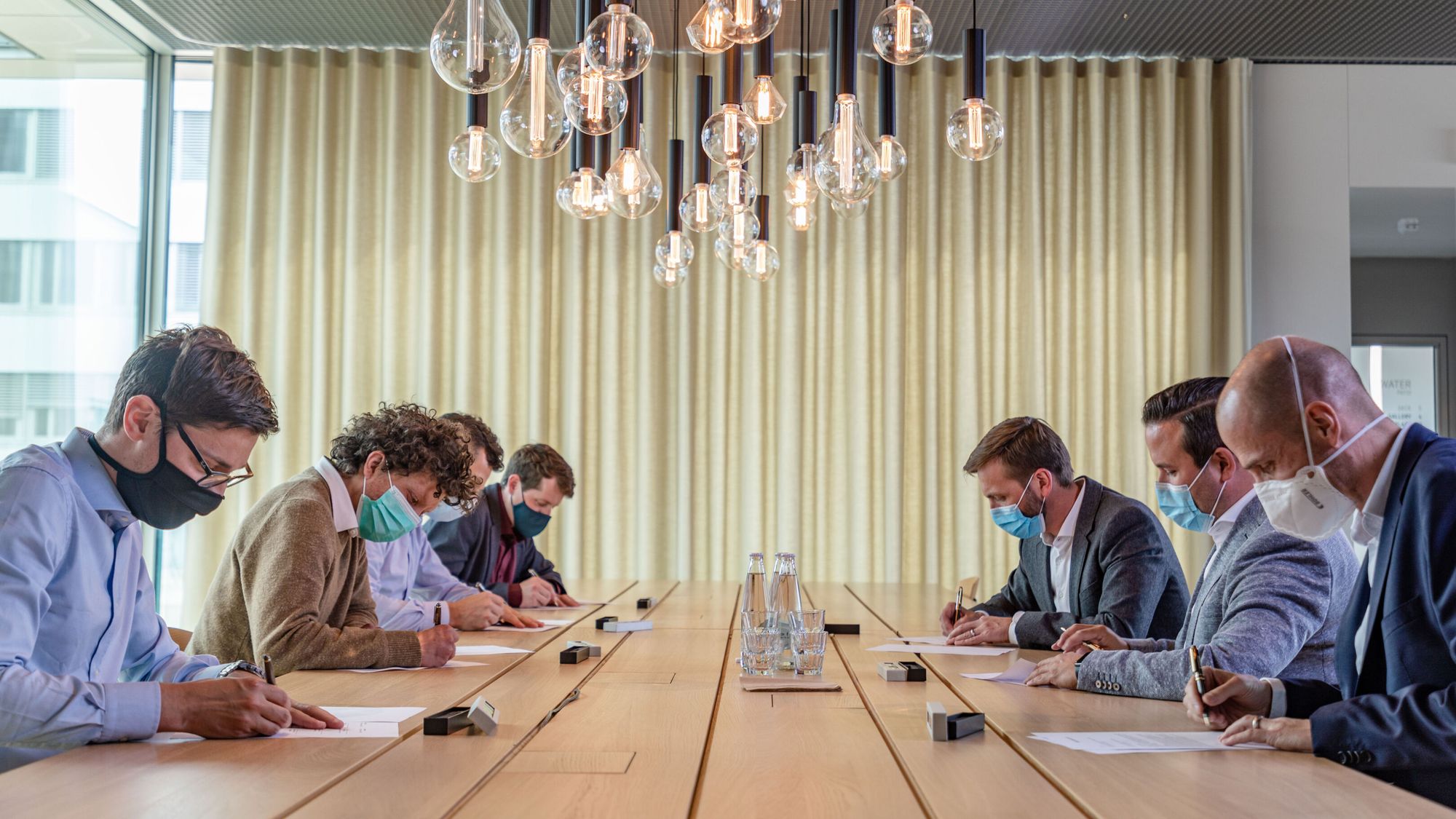 Ein Start-up aus dem Kanton Thurgau in der Schweiz, die Regiomalz AG, beim Unterzeichnen des Letter of Intent für den Bau des ersten RimoMalt.