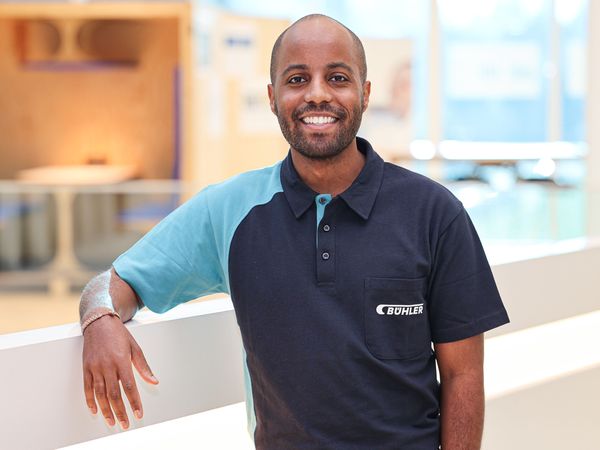 Abdulqadir Abshir absolvierte seinen Master in Engineering with Management am Trinity College Dublin, Irland.