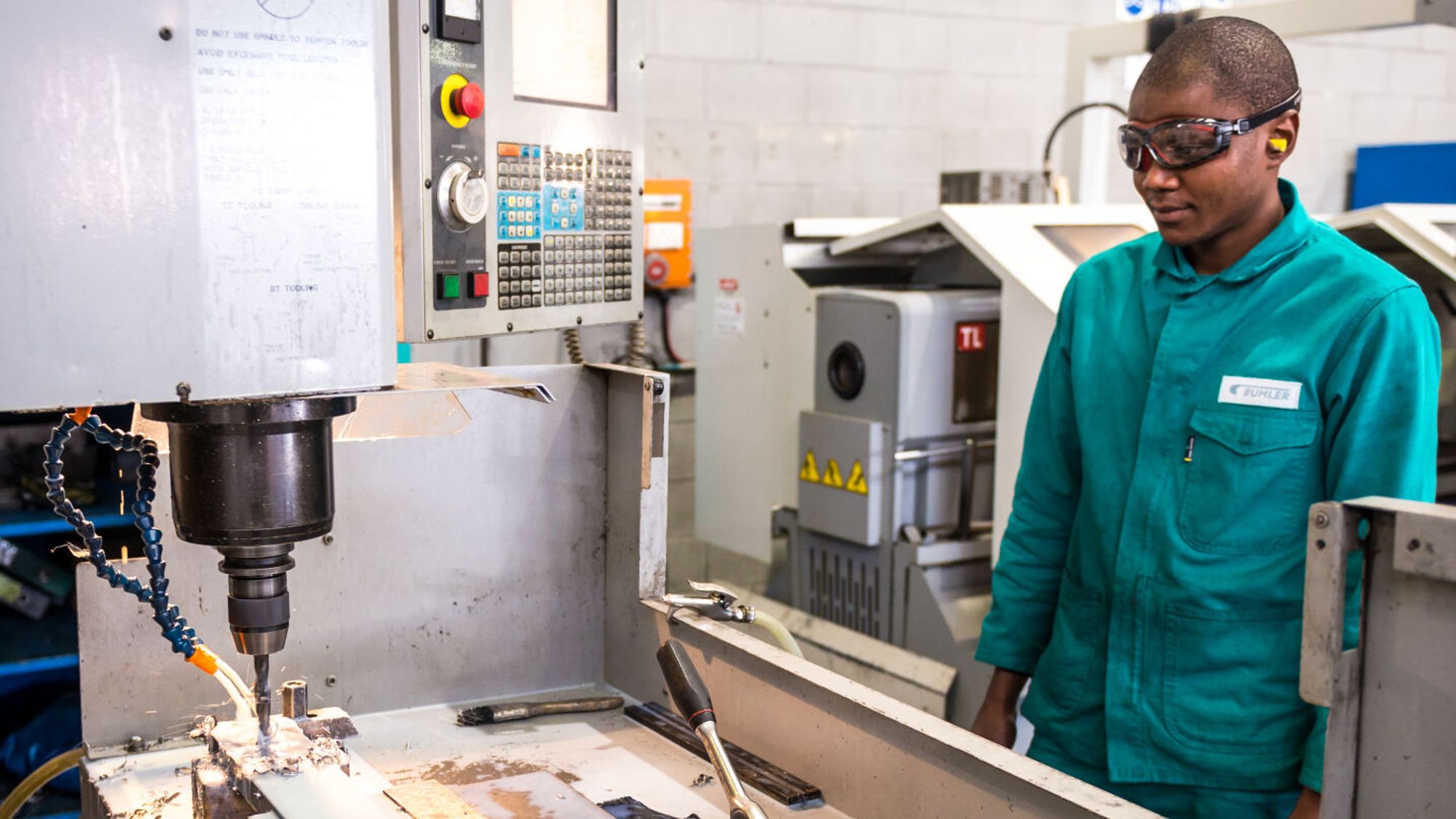 Prince Skosana in der Fertigung bei Bühler Johannesburg.