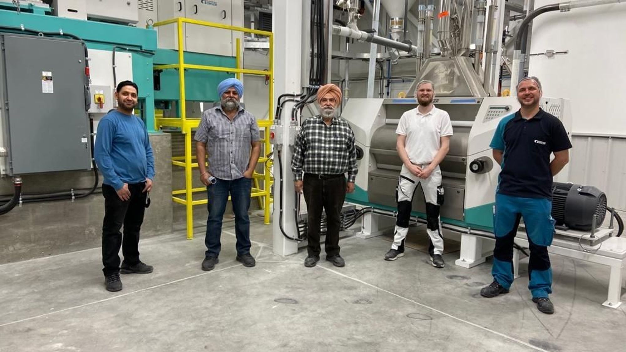 Der Kunde und die Installationsingenieure in der Produktionsanlage.