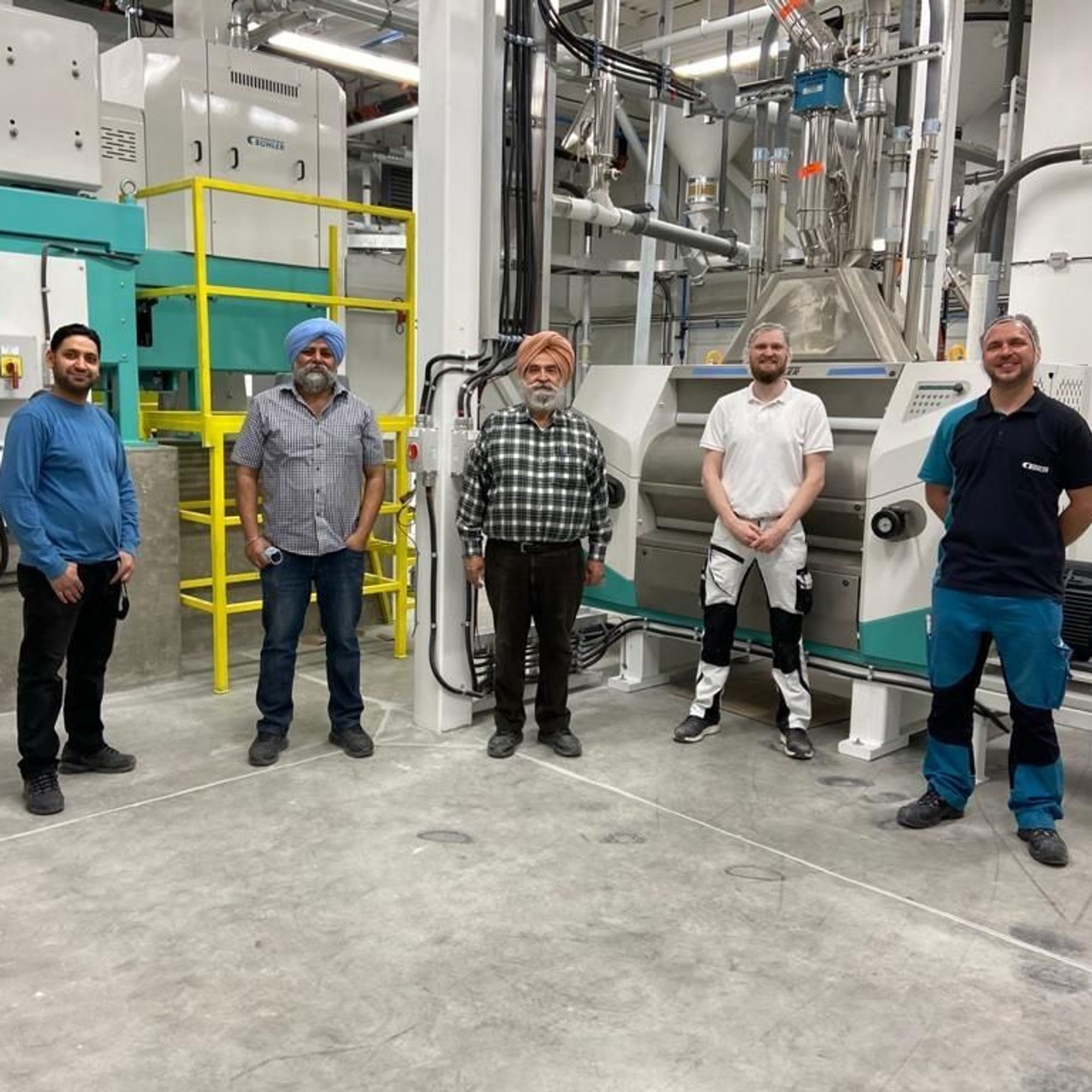 Der Kunde und die Installationsingenieure in der Produktionsanlage.