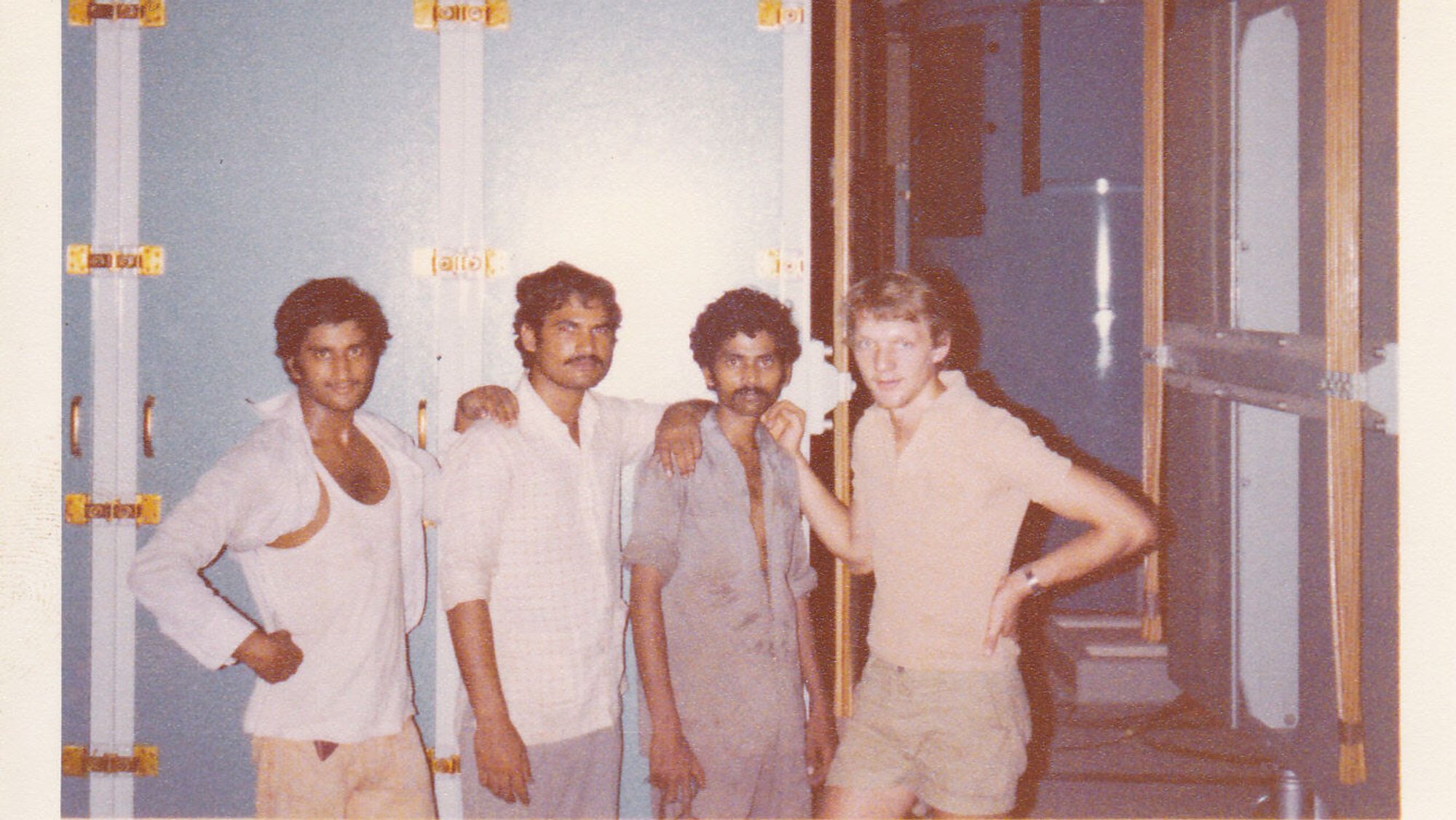 Montagetätigkeit mit lokalen Arbeitern in Jeddah, Saudi-Arabien – 1978.