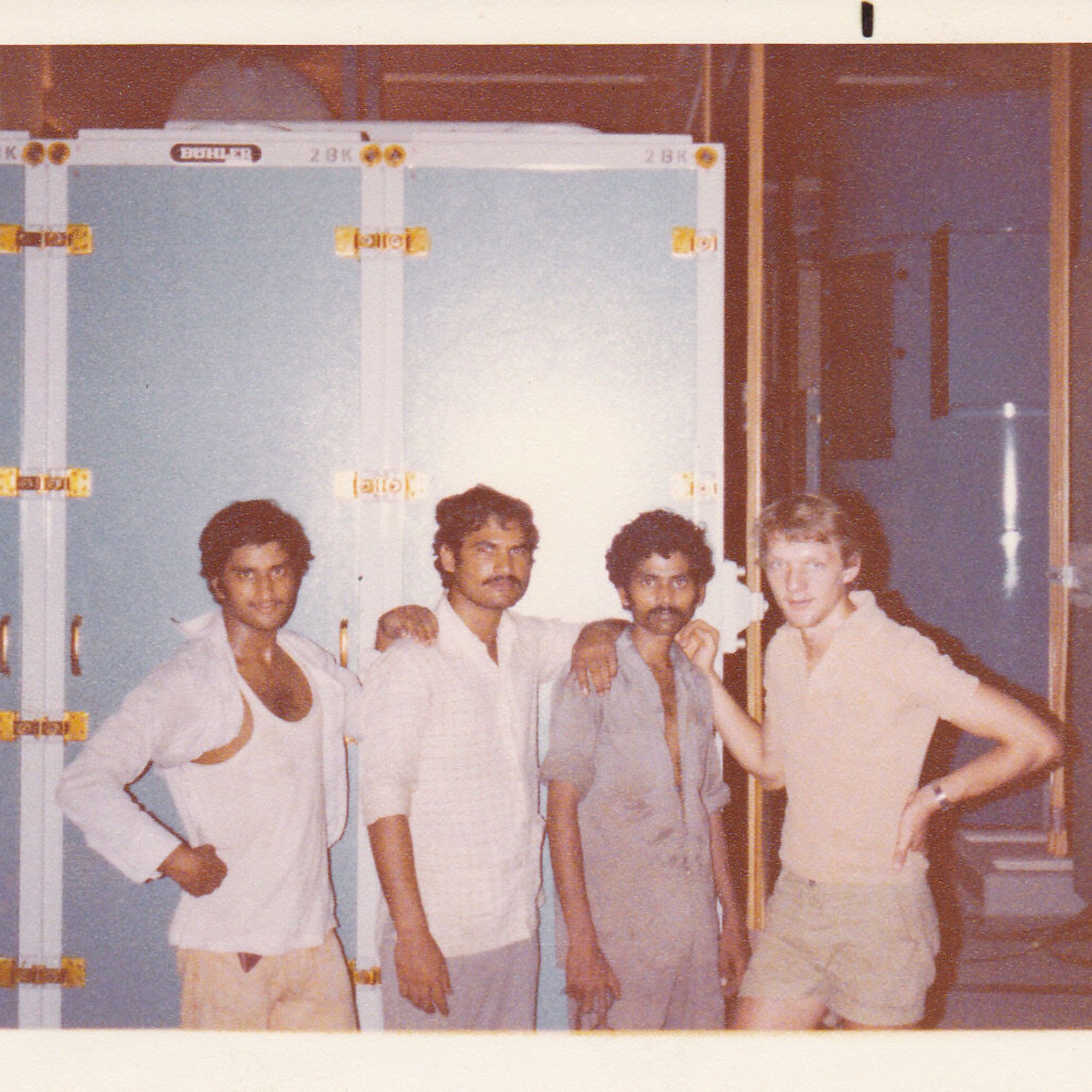 Montagetätigkeit mit lokalen Arbeitern in Jeddah, Saudi-Arabien – 1978.